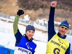 paralympics para ski nordisch biathlon 12 5 km sehbehindert damen oksana schischkowa gold aus der ukraine mit ihrem guide andriy marchenko bei der siegerfeier nach dem rennen ueber 12 5 kilometer