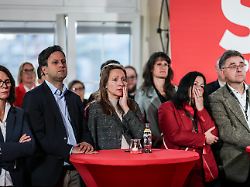 parteimitglieder der spd sehen sich die ersten hochrechnungen der landtagswahl in baden wuerttemberg an am 08 maerz fand in baden wuerttemberg die landtagswahl statt