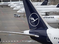 passagiermaschinen der lufthansa stehen auf dem flughafen in frankfurt am freitag 12 03 beginnt ein streik der lufthansa piloten zahlreiche fluege sind betroffen