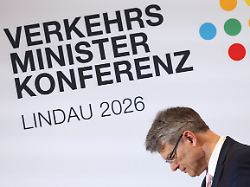 patrick schnieder cdu bundesverkehrsminister steht bei der abschlusspressekonferenz der verkehrsministerkonferenz