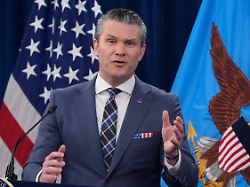 pete hegseth us verteidigungsminister spricht zu medienvertretern waehrend einer pressekonferenz im pentagon