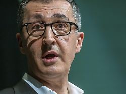 politischer aschermittwoch der partei die gruenen in biberach im mittelpunkt wahlkampf zur landtagswahl am 8 maerz mit spitzenkandidat cem oezdemir portraet