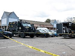 polizei steht vor der synagoge temple israel in dem vorort der us grossstadt detroit im bundesstaat michigan ist ein fahrzeug in eine synagoge gefahren 1