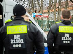 polizisten stehen anlaesslich einer trauerveranstaltung im clan milieu vor einer veranstaltungsstaette in berlin neukoelln