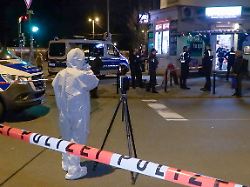 polizisten und mitarbeiter der spurensicherung sind in der bremer kornstrasse an einem tatort beschaeftigt