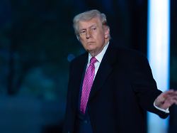 president donald trump waves to the media as he walks on the south lawn upon his arrival to the white house sunday march 29 2026 in washington 1