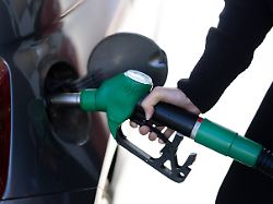 prix de l essence une forte hausse redoutee dans les stations services afflux de conducteur pour faire le plein promenade des anglais