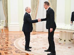 russia moscow march 4 2026 russia s president vladimir putin l and hungary s foreign minister peter szijjarto shake hands during a meeting credit image grigory sysoyev tass via zuma press