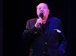 ralph siegel spricht beim schlussapplaus der muenchen premiere des ralph siegel musicals ein bisschen frieden im deutsche theater auf der buehne