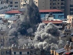 rauch steigt auf nach einem israelischen luftangriff in den als dahija bekannten vororten beiruts
