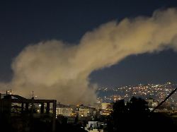 rauch steigt auf von israelischen luftangriffen auf dahieh einem suedlichen vorort von beirut