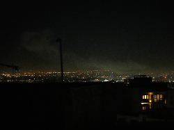 rauch steigt nach einer explosion ueber teheran auf 1