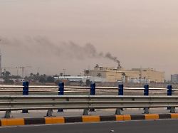 rauch steigt von dem gebaeude der us botschaft in bagdad auf