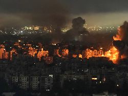 rauch und flammen steigen nach einem israelischen luftangriff in dahija einem suedlichen vorort von beirut aus gebaeuden auf