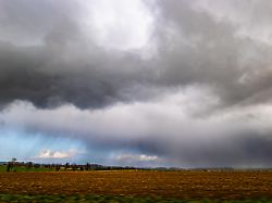 regenschauer an einem wechselhaften tag im landkreis dachau in bayern