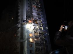 rettungskraefte versuchen ein feuer in einem wohnhaus zu loeschen das nach einem russischen drohnenangriff brennt