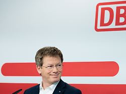 richard lutz vorsitzender des vorstandes der deutschen bahn ag spricht auf der pressekonferenz die deutschen bahn stellt die bilanz fuer 2024 vor