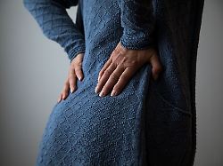 rueckenbeschwerden machten die arbeit eigentlich von vornherein unmoeglich deshalb wollte die krankenkasse nicht zahlen