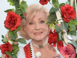 saengerin margot hellwig posiert am 04 09 2014 im europa park in rust baden wuerttemberg bei der aufzeichnung von immer wieder stefan die grosse jubilaeumsshow fuer den fotografen