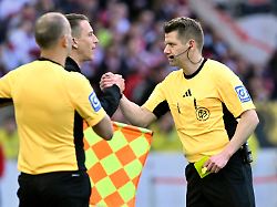 schiedsrichter referee patrick ittrich zeigt trainer coach daniel bauer vfl wolfsburg gelbe karte gelb verwarnung und schuettelt ihm danach die hand gestik geste vfb stuttgart vs vfl wolfsburg wob 01 03