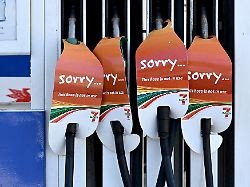 schilder an den zapfsaeulen einer tankstelle in rockdale in sydney weisen darauf hin dass keine kraftstoffe mehr im verkauf sind die zapfsaeulen sind ausser betrieb