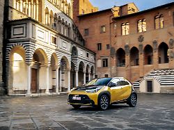 schoen in der stadt der urbane raum ist das angestammte habitat des kleinen aygo doch auch woanders fuehlt er sich nicht unwohl