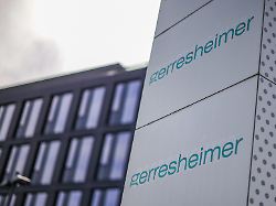 schriftzug an einer werbetafel vor einem gerresheimer buerogebaeude in der duesseldorfer airport city der pharma und kosmetik verpackungshersteller gerresheimer steht im visier der finanzaufsicht bafin