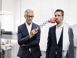 seitenhieb vom chef manche menschen setzen manipulationstechniken im beruf gezielt ein um andere zu beeinflussen