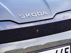 skoda e mobilitaet tschechische automarke schriftzug skoda an einem elektrofahrzeug vw tochtergesellschaft