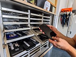 so ist es richtig wer eine fundsache an sich nimmt muss dem geschaedigten ermoeglichen seinen wertgegenstand zurueckzubekommen zum beispiel durch abgabe in einem fundbuero