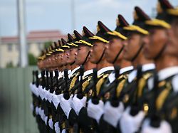 soldaten der chinesischen volksbefreiungsarmee ueben marschieren am 3 september haelt china eine grosse militaerparade anlaesslich des 80 jahrestages des sieges ueber japan im zweiten weltkrieg ab