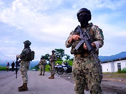 soldaten stehen einen tag nach bandenkaempfen im stadtviertel socio vivienda 2