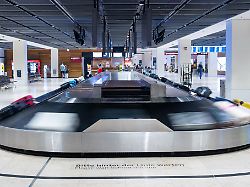 spannende momente das gepaeckband laeuft an