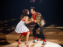 sportler joel mattli und profitaenzerin malika dzumaev tanzen in der rtl tanzshow let s dance im coloneum auf der buehne