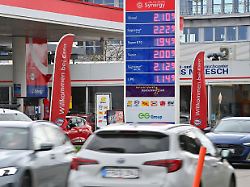spritpreise sind am 12 03 2026 etwas gefallen hohe spritpreise wegen iran krieg dauern an benzinpreise an einer tankstelle in muenchen am 1203