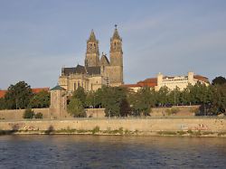 stadtbild mit gotischem dom stadtmauer mit wehrturm kiek in de koeken und gebaeude vom wasserstrassen und schifffahrtsamt mit zinnen schleinufer stadtbefestigung elbufer elbe magdeburger dom st