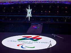 statt athleten werden freiwillige bei der eroeffnung der paralympischen spiele die fahnen tragen