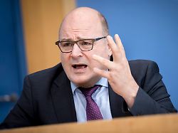 steffen kampeter hauptgeschaeftsfuehrer der bundesvereinigung der deutschen arbeitgeberverbaende bda bei einer pressekonferenz anlaesslich der vorstellung der gruendungsoffensive in berlin 29 11 2018 1