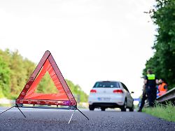 streit nach reifenplatzer ein betroffener will den schaden von der versicherung ersetzt bekommen doch die zahlt nicht es geht vor gericht