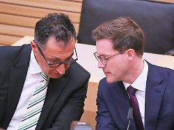 stuttgart baden wuerttemberg deutschland landtag landtagswahl 2026 cem oezdemir gruene und manuel hagel cdu in der landespressekonferenz am wahlabend 1