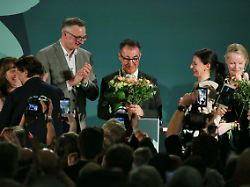 stuttgart baden wuerttemberg deutschland staatsgalerie landtagswahl 2026 cem oezdemir erhaelt auf der gruenen wahlparty nach den ersten prognosen blumen 1