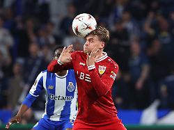 stuttgart s maximilian mittelstaedt heads the ball during the europa league round of 16 second leg soccer match between fc porto and vfb stuttgart in porto portugal thursday march 19 2026 1