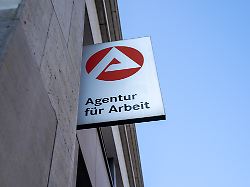 symbolbild agentur fuer arbeit in berlin mitte 18 03 2026 ein schild der agentur fuer arbeit ist an einem standort im berliner bezirk mitte zu sehen
