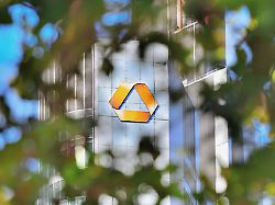 symbolbild commerzbank logo der commerzbank am commerzbank tower in frankfurt am main