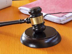 symbolbild gerichtsverhandlung nahaufnahme von einem richterhammer