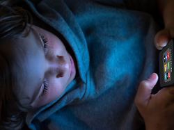 symbolbild social media nutzung von jungen menschen kindern junge 12 jahre alt ordner mit diversen social media plattformen auf dem handy 1