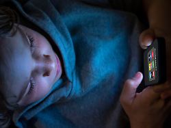 symbolbild social media nutzung von jungen menschen kindern junge 12 jahre alt ordner mit diversen social media plattformen auf dem handy 2