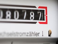 symbolbild zu steigenden stromkosten und kosten fuer heizung waerme oel gas und energie durch die aktuelle krise und krieg zwischen russland und der ukraine 1