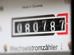 symbolbild zu steigenden stromkosten und kosten fuer heizung waerme oel gas und energie durch die aktuelle krise und krieg zwischen russland und der ukraine