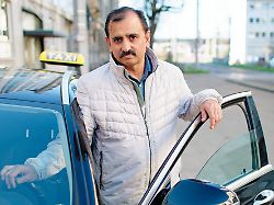 taxifahrer muhammad a steht an seinem taxi an der stelle wo er vor einem jahr den taeter bei seiner amokfahrt durch die mannheimer innenstadt stoppte